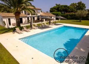 Vue piscine et villa - Photo aérienne