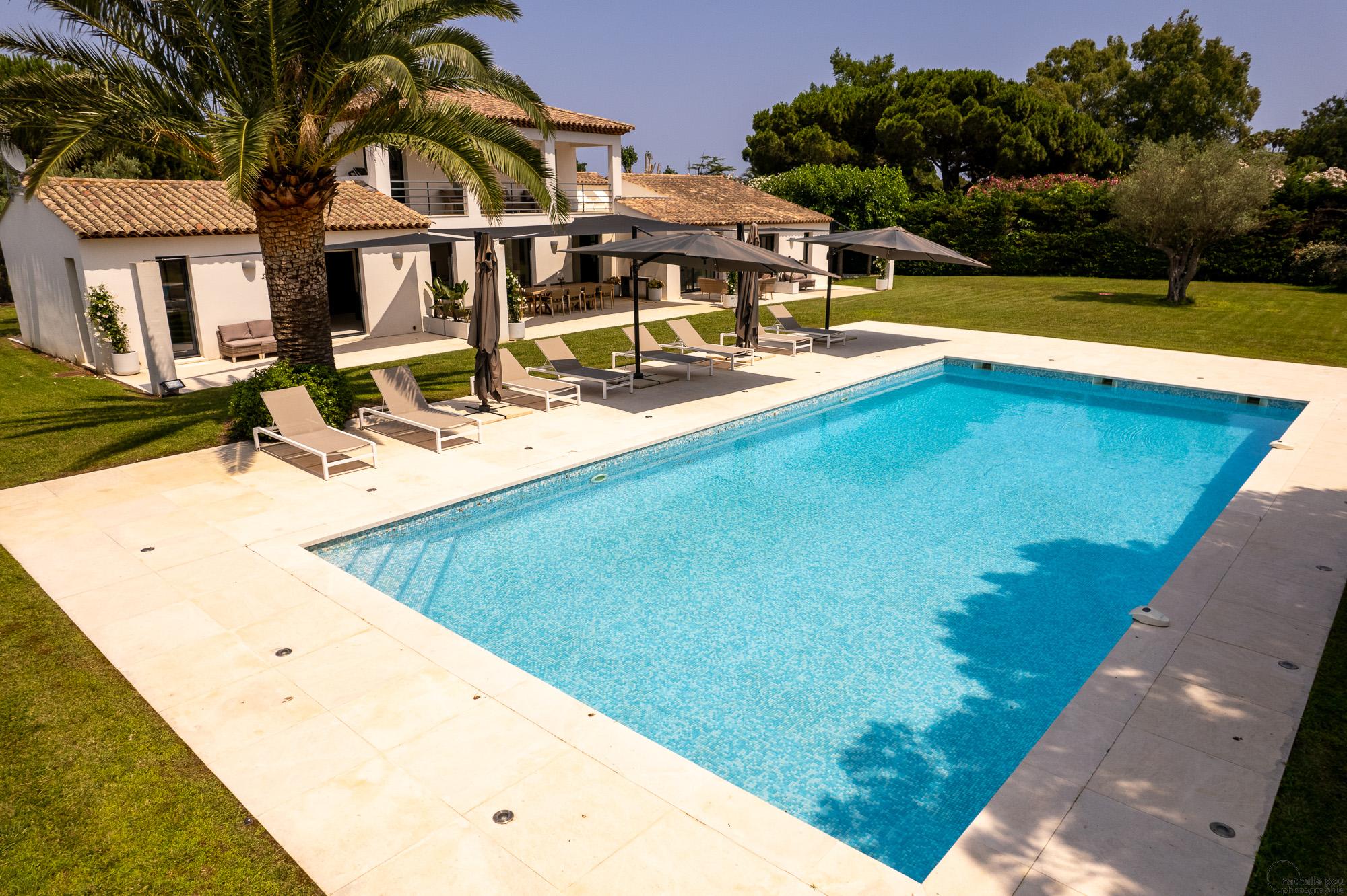 Vue piscine et villa - Photo aérienne