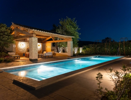 Piscine, un soir dans le Sud.
