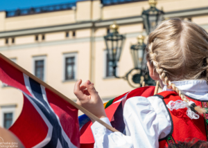 Devant le Palais Royal d'Oslo pour la fête nationale